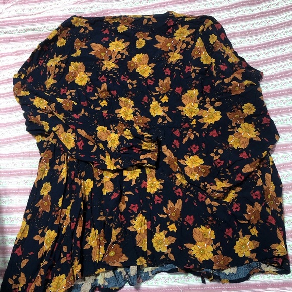 BloomChic Floral peblun top with yellow and Cream Accents-size 14/16- - Picture 7 of 7